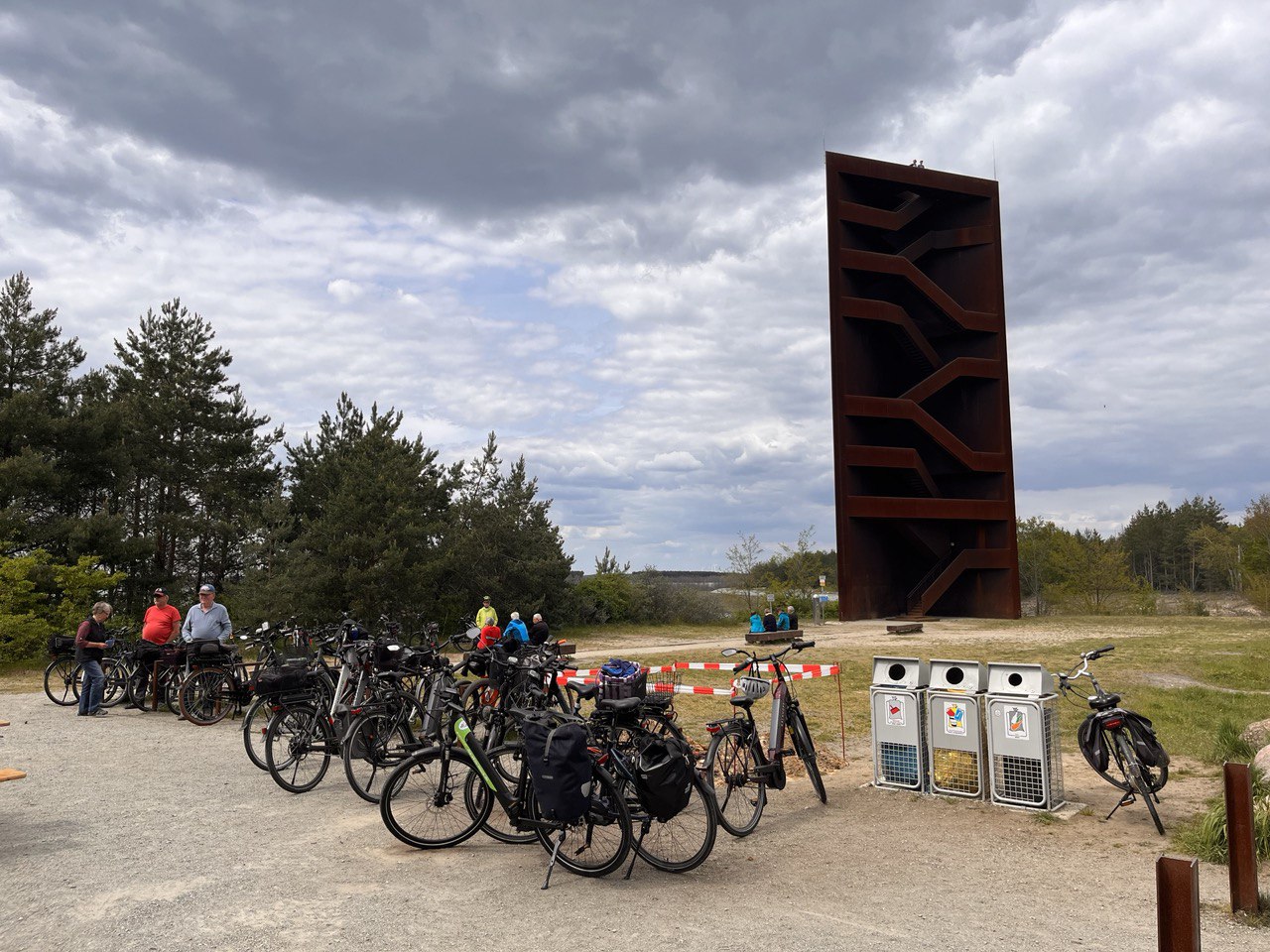 Fahrräder parken am Aussichtsturm Rostiger Nagel bei Senftenberg