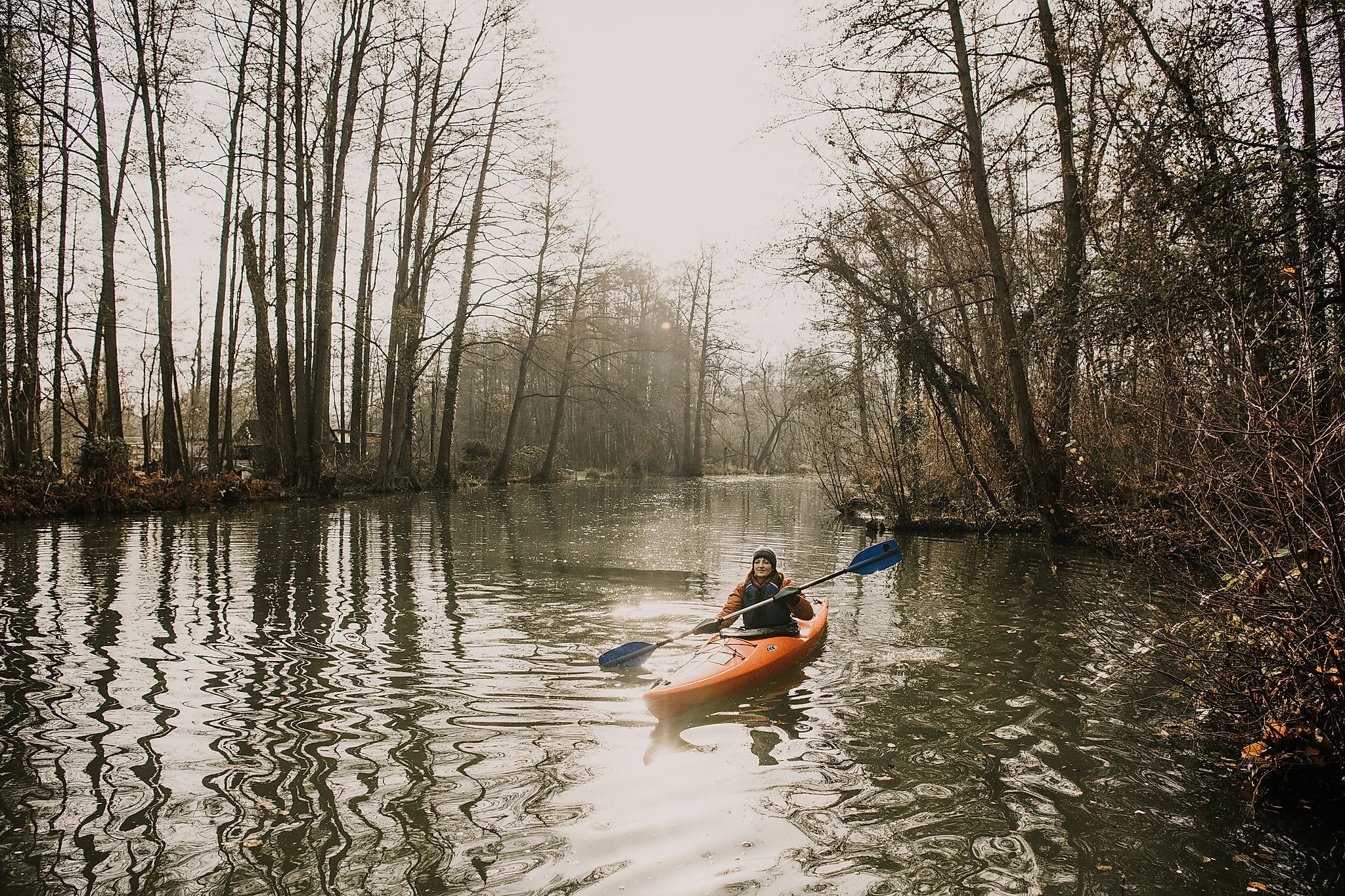 Kanusportlerin im Spreewald im Winter