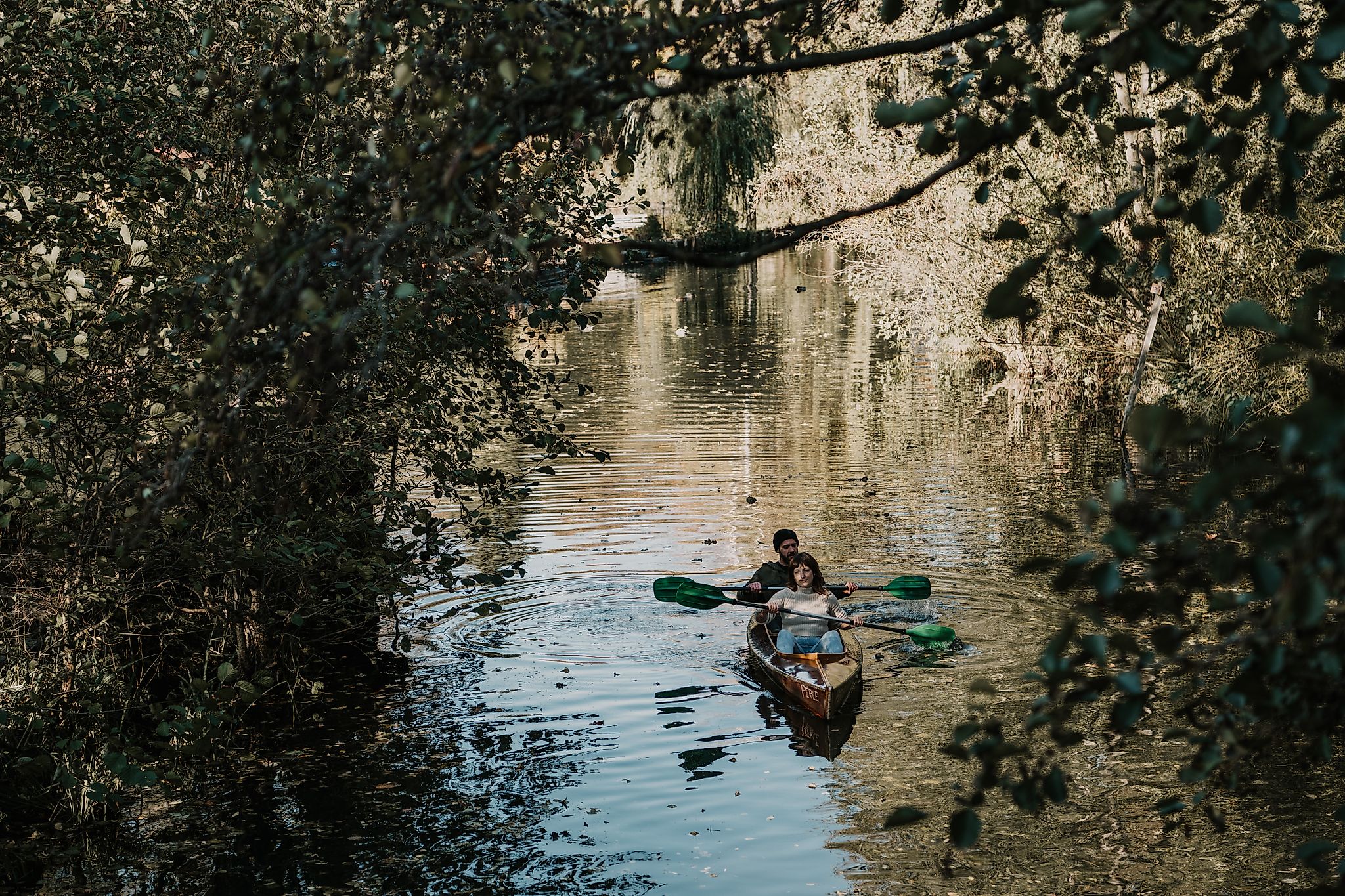 Paar im Zweierkayak paddelt im Spreewald