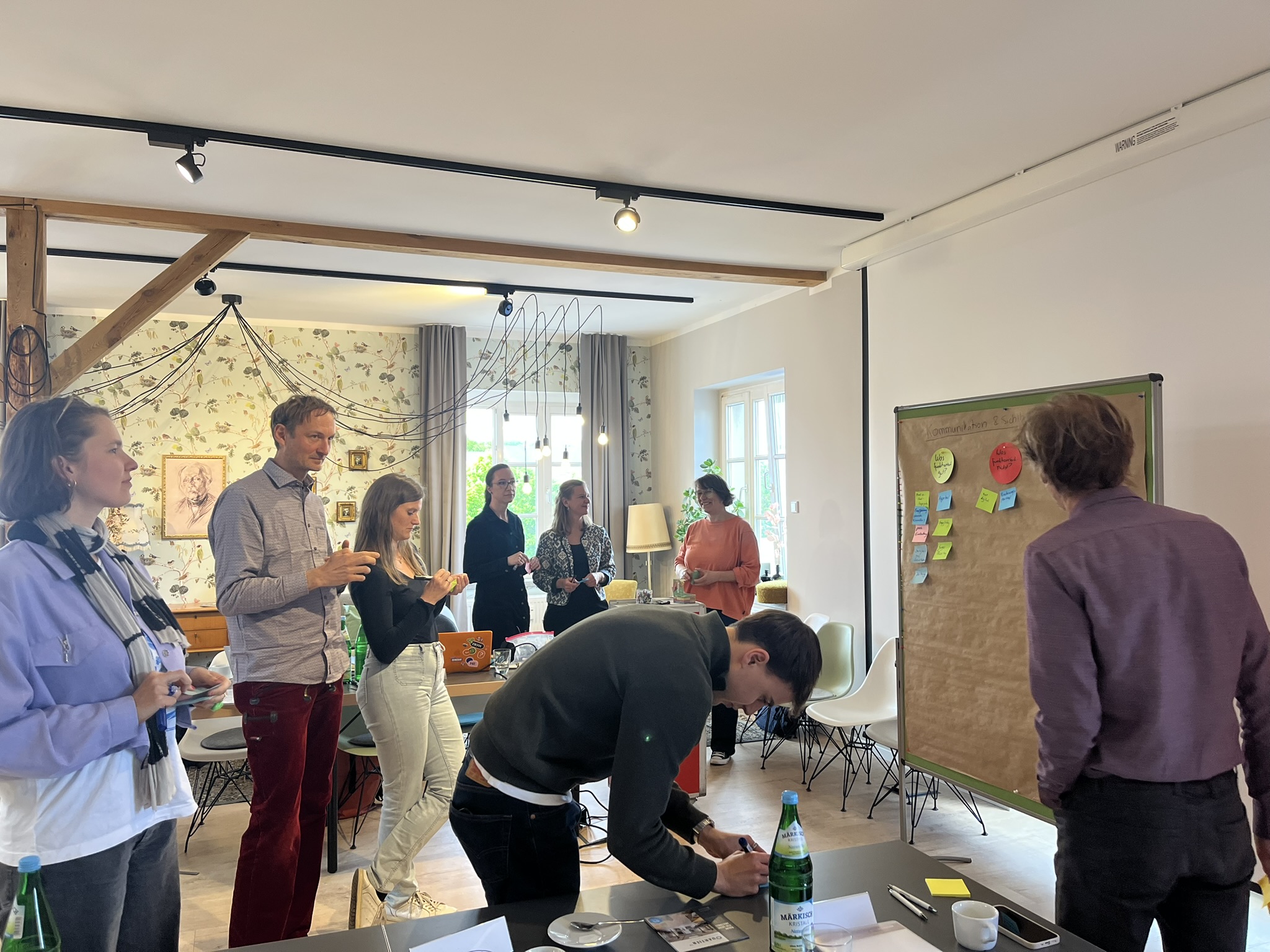 Workshopteilnehmer tragen Gedanken zusammen